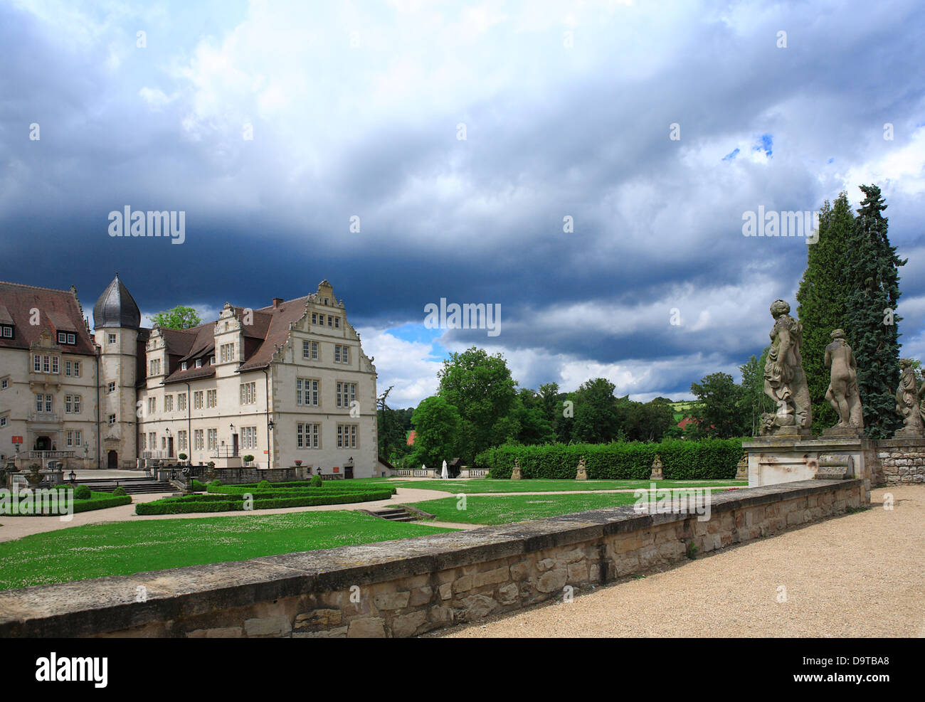 Jardín y parque de lujo 5 estrellas hotel castillo Schlosshotel Münchhausen Aerzen, cerca de Hameln, Baja Sajonia, Alemania, Europa Foto de stock