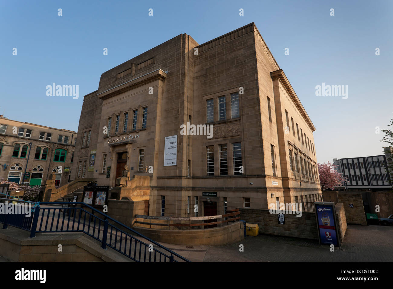 Biblioteca de Huddersfield y Galería de Arte, inaugurado en 1940. Foto de stock