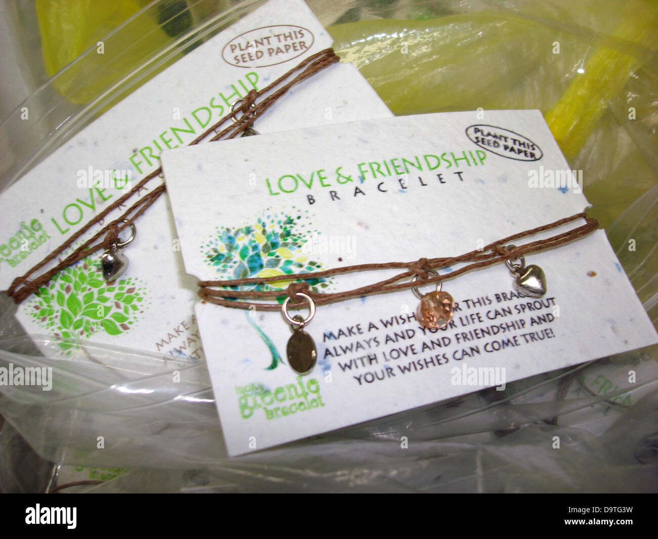 Los especialistas en agricultura de CBP prohibido detener semillas incrustadas en envases joyería en la frontera de San Diego de stock - Alamy