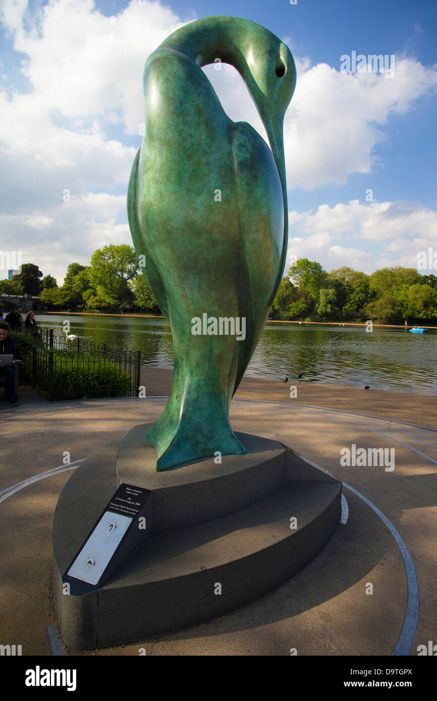Escultura de Isis por Simon del muñón (2009) por el largo lago de agua, Hyde Park, Londres, Inglaterra Foto de stock