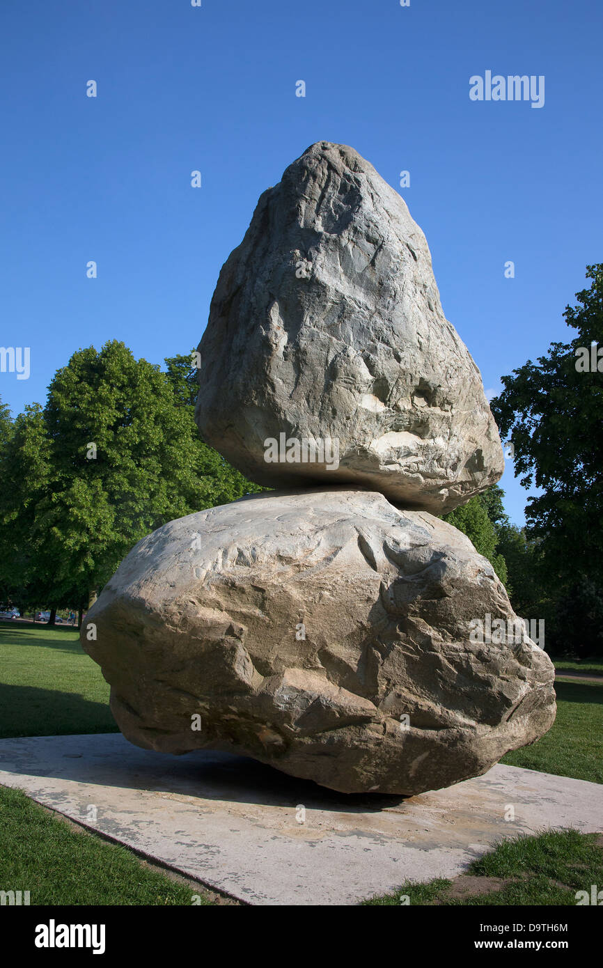 Roca encima de otra Escultura de piedra en los jardines de Kensington, Londres, Reino Unido. Foto de stock