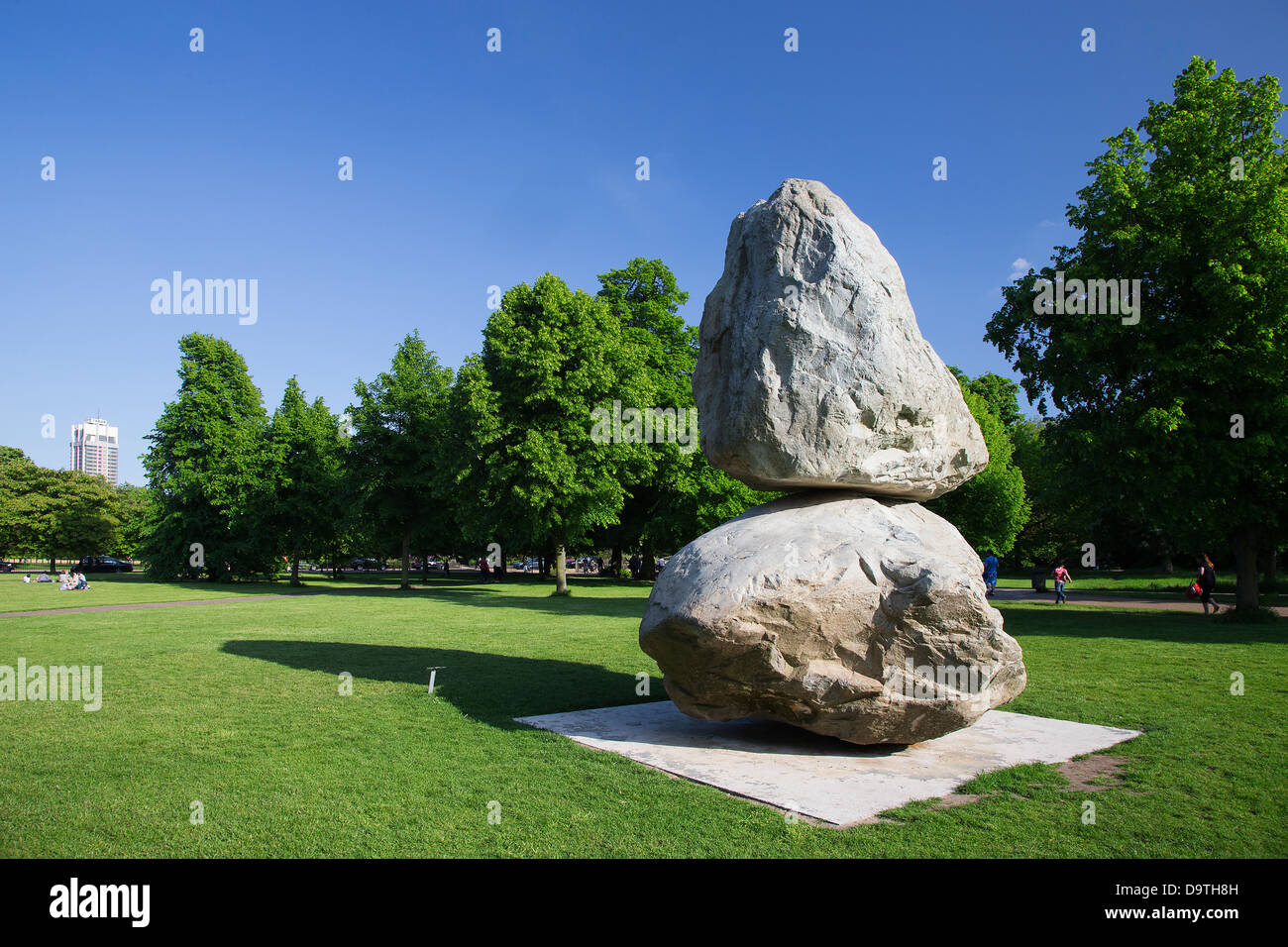 Roca encima de otra Escultura de piedra en los jardines de Kensington, Londres, Reino Unido. Foto de stock