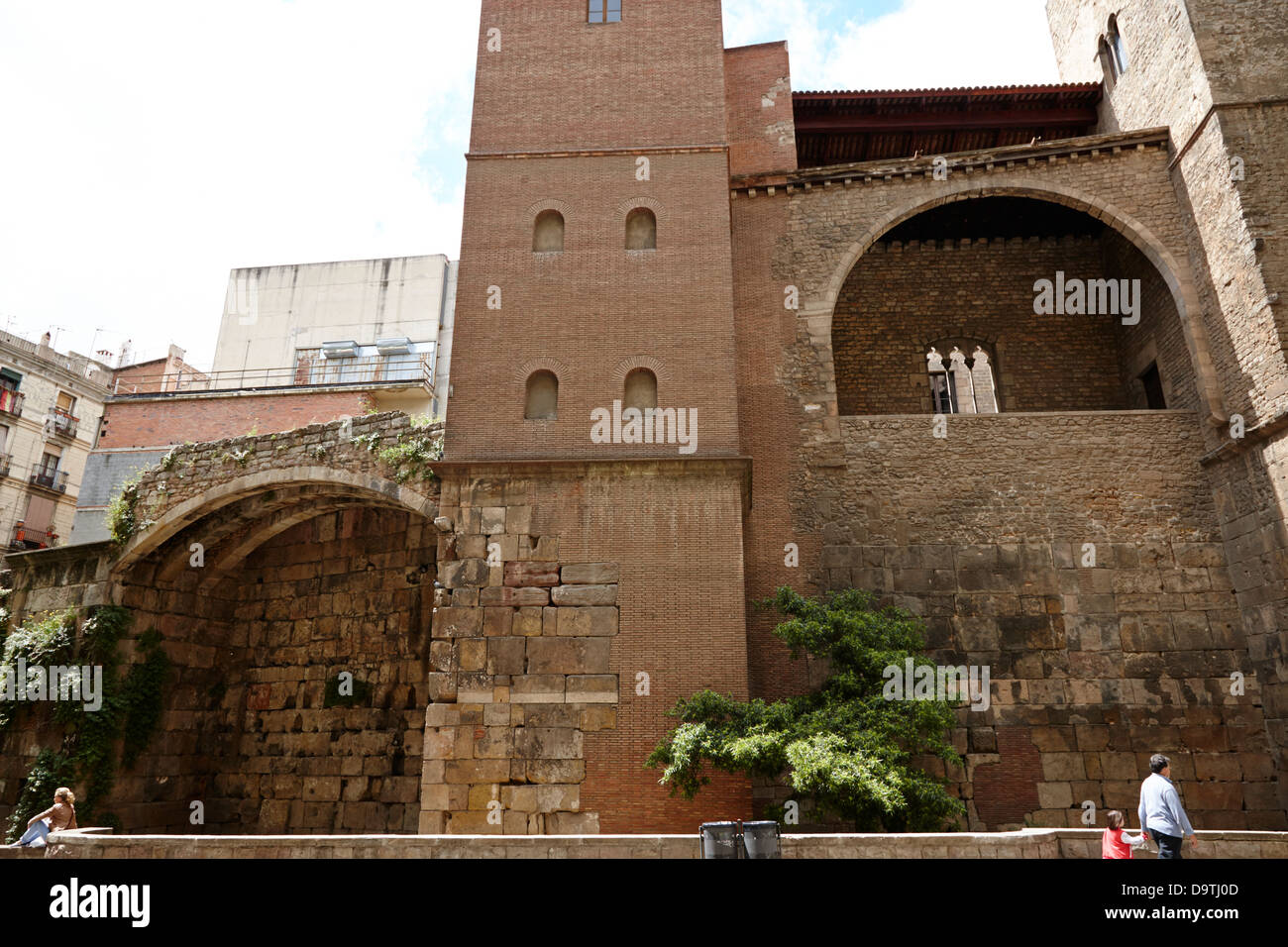 Los remanentes restantes secciones de antiguas murallas romanas de barcelona cataluña españa Foto de stock