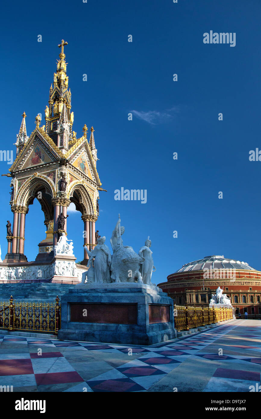El Albert Memorial con el Royal Albert Hall, en el fondo, Londres, Inglaterra, Reino Unido. Foto de stock