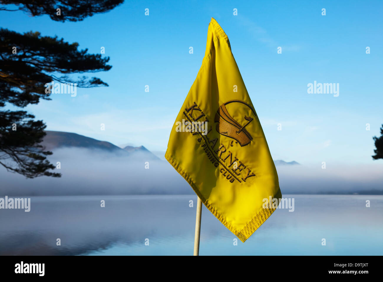 Una bandera amarilla en un campo de golf en el borde del agua;Killarney, condado de Kerry, Irlanda Foto de stock