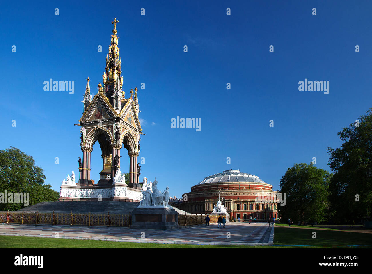 El Albert Memorial con el Royal Albert Hall, en el fondo, los Jardines de Kensington, Londres, Inglaterra, Reino Unido. Foto de stock