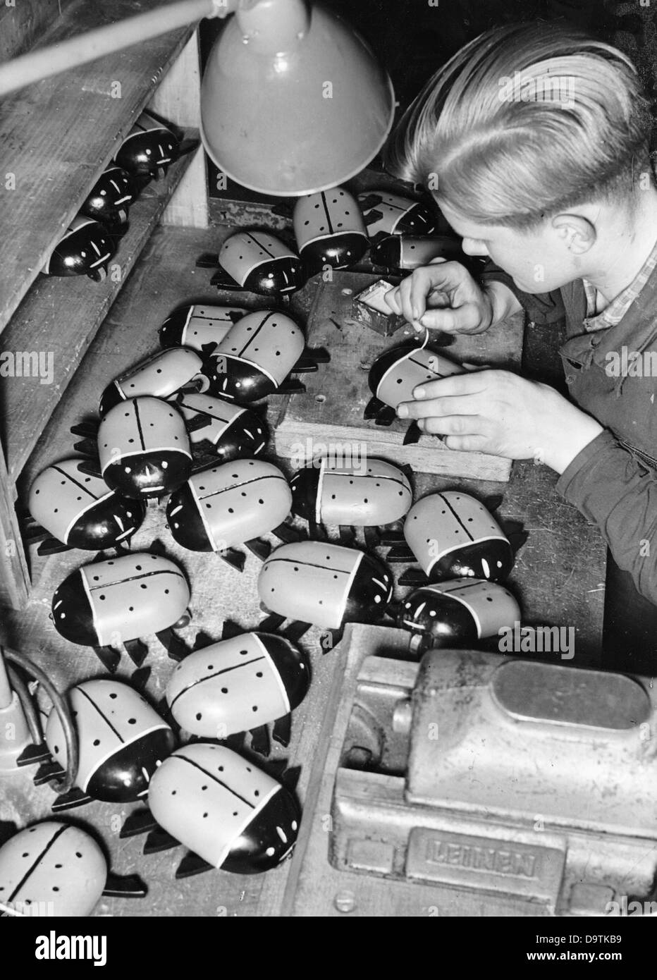 Los jóvenes de Hitler están produciendo juguetes para Navidad, en noviembre de 1942, en una fábrica de armamento, para el servicio de guerra de la Juventud de Hitler. Archivo fotográfico für Zeitgeschichte Foto de stock