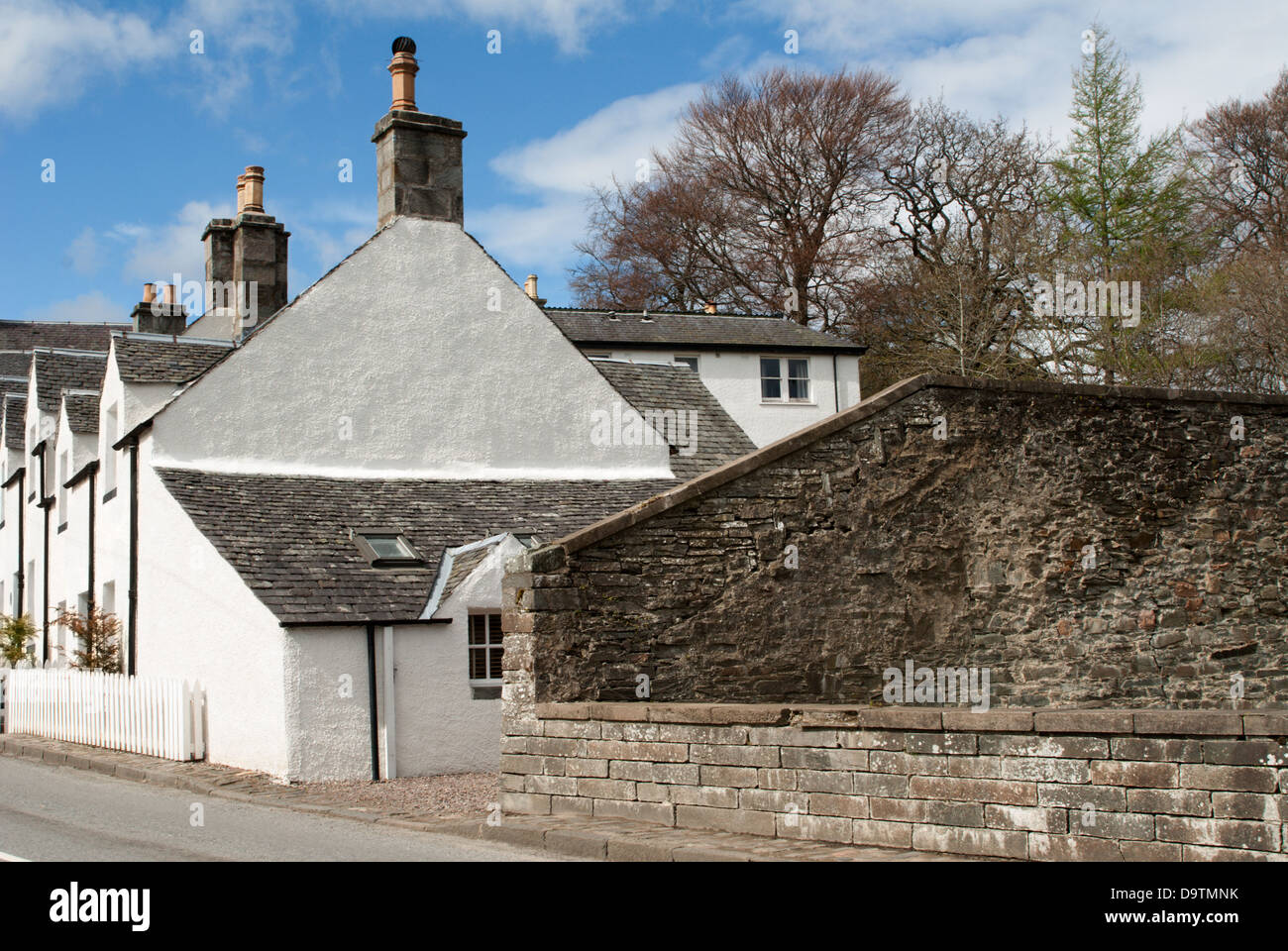 Edificios harled blanco en una aldea escocesa Foto de stock