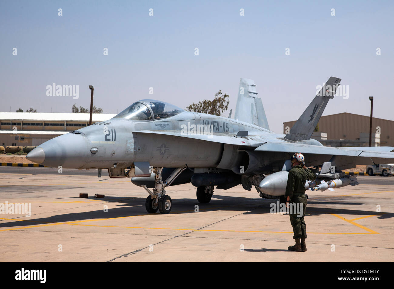 Marina Lance Cpl. Aaron Broering desde el escuadrón VMFA-115 saluda a su piloto, el capitán Mateo "Toggaf Holcomb" mientras se prepara para el despegue de los aviones F-18 durante el ejercicio León ansioso. El Marine Fighter Squadron es el ataque de un operativo traini Foto de stock