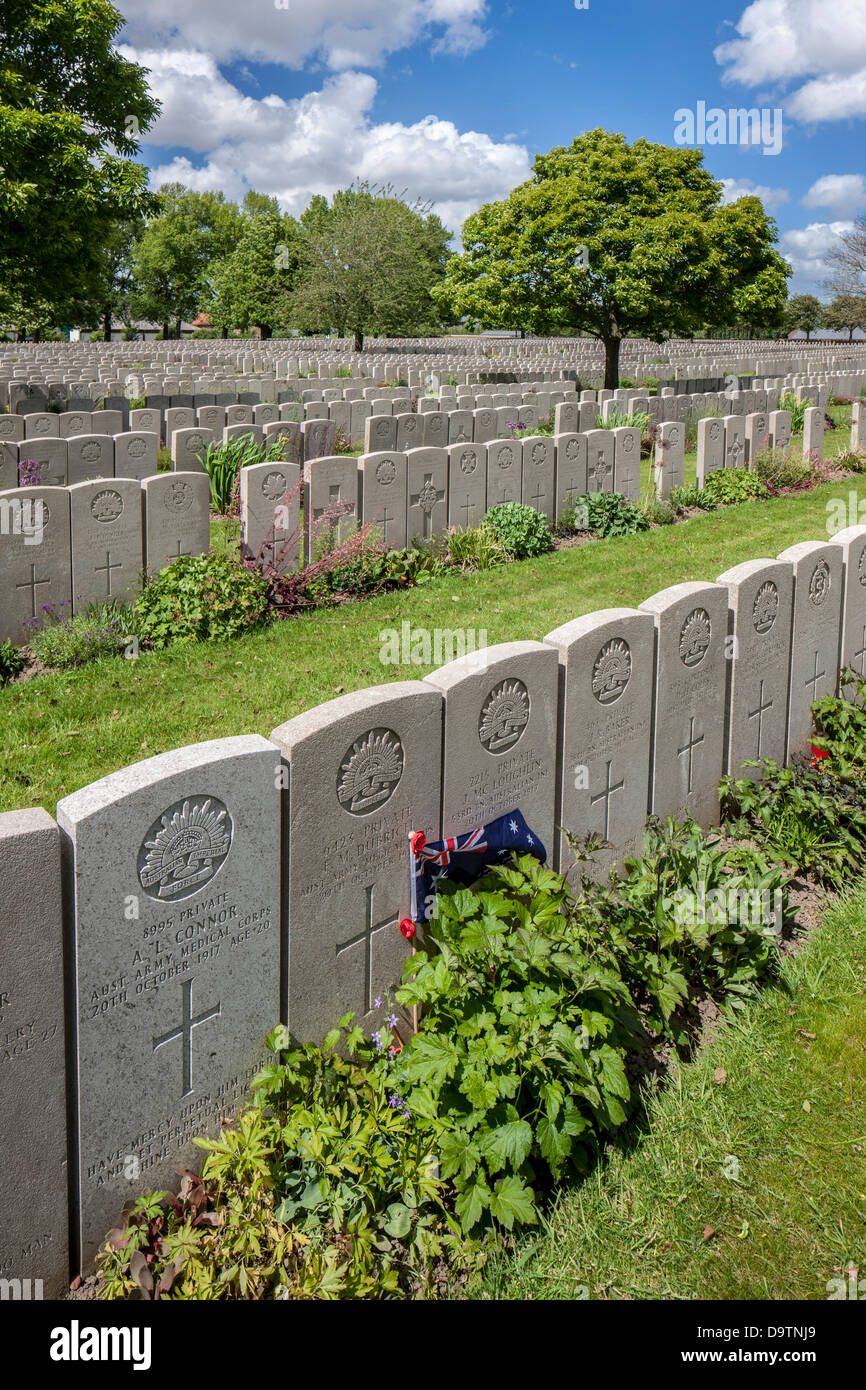 Lijssenthoek Cementerio Militar de Primera Guerra Mundial, uno de los soldados británicos en Poperinge, Flandes Occidental, Bélgica Foto de stock