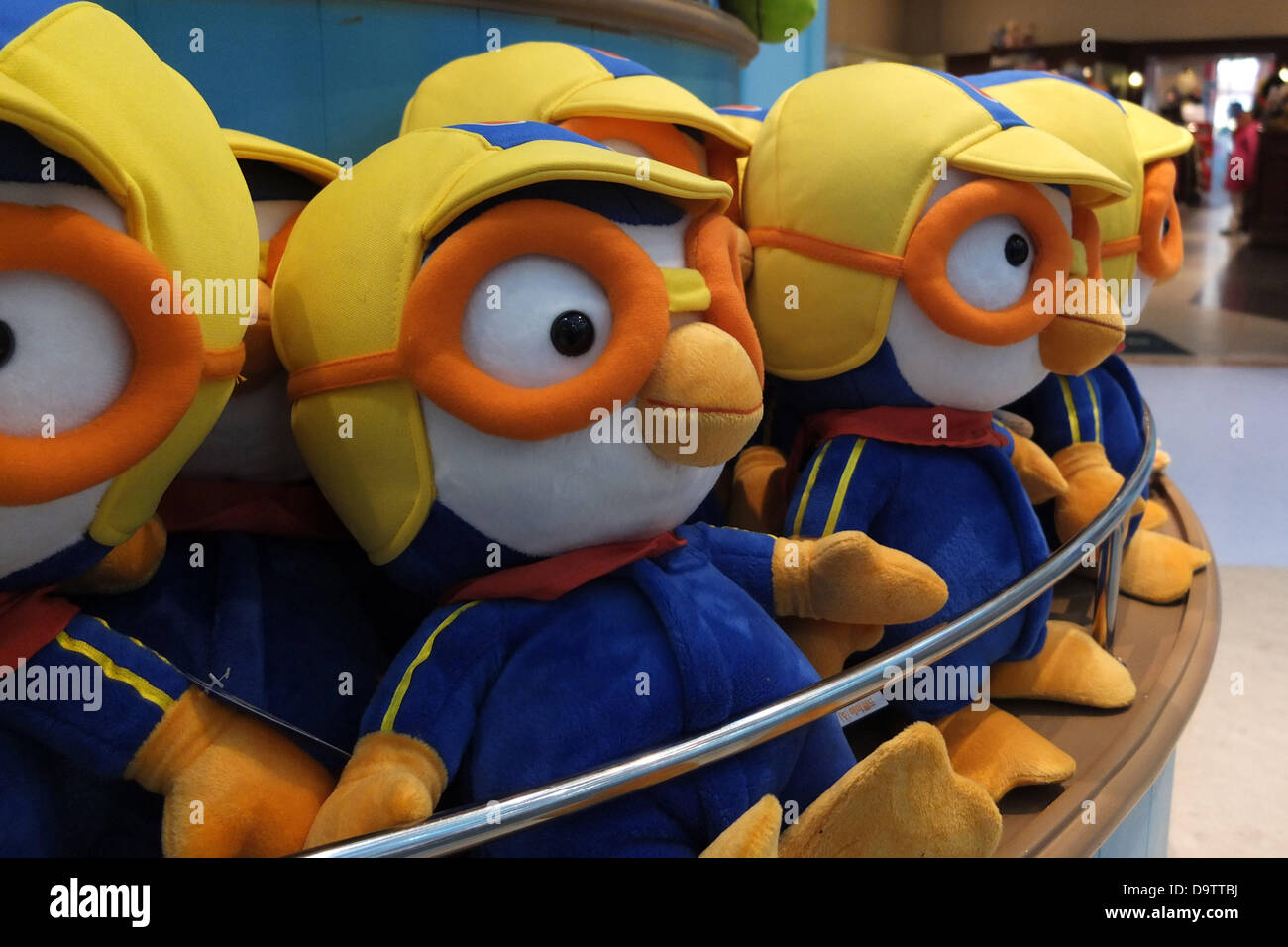 Corea del Sur: Pororo merchandising en la tienda de juguetes en el parque de atracciones Everland Foto de stock
