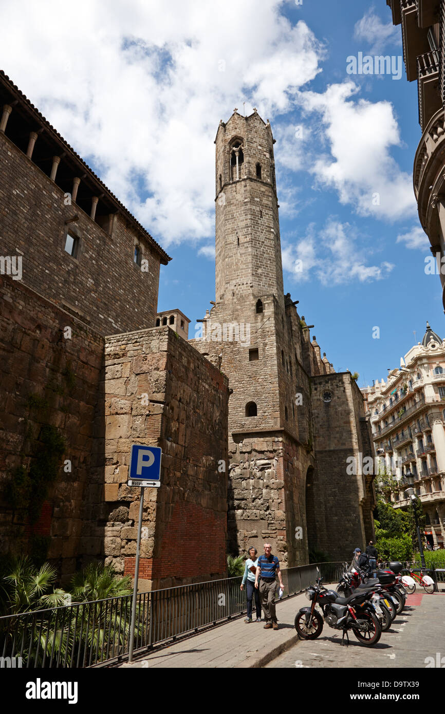 Los remanentes restantes secciones de antiguas murallas romanas de Barcelona y la torre del palacio real cataluña españa Foto de stock