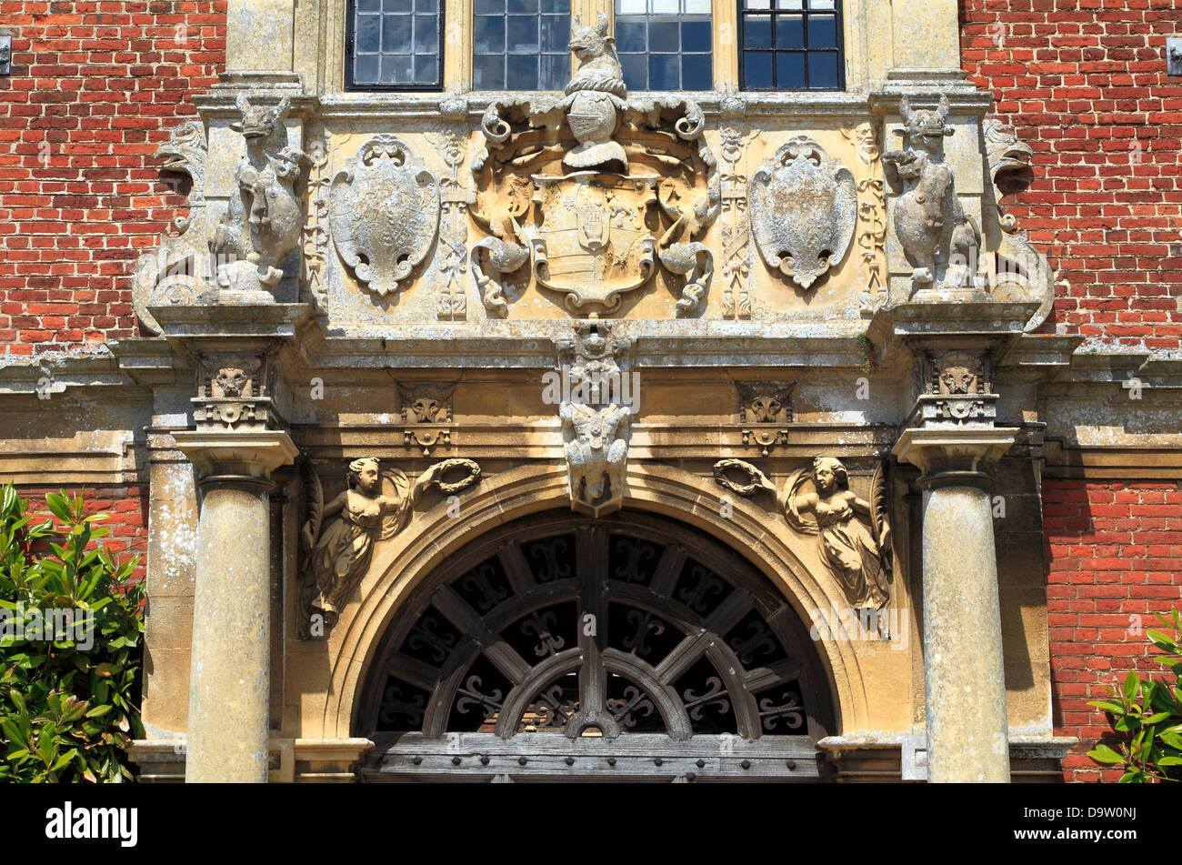 Blickling Hall, Norfolk, detalle de la heráldica, encima de la entrada sur, Inglaterra Foto de stock