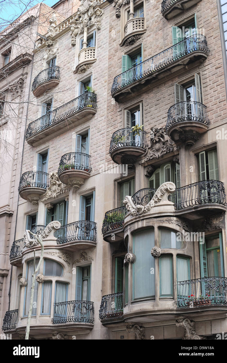 Ornamentación en piedra y hierro forjado en el edificio de apartamentos en Barcelona. Cataluña. España Foto de stock