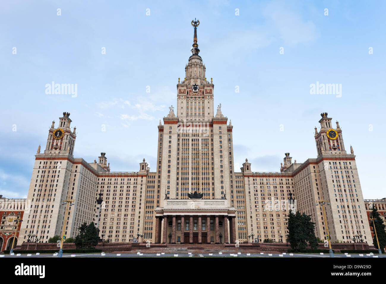 Fachada de la Universidad Estatal de Moscú Lomonosov Foto de stock