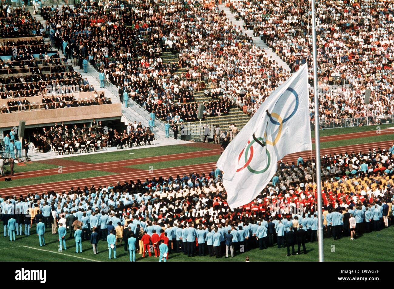Ceremonia de duelo por las víctimas del asesinato en los Juegos Olímpicos  en el Estadio Olímpico de Múnich el 6 de septiembre de 1972. Los delegados  de los equipos tome posición en