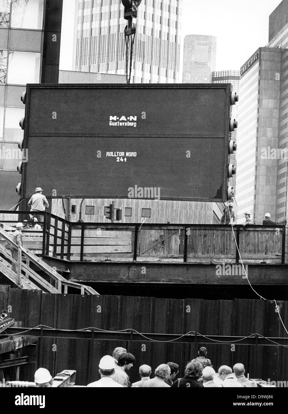Una puerta con un peso de 24 toneladas se hundió en el Hoyo edificio el 11 de agosto de 1978 al paso subterráneo del río Main. En el caso de emergencia, se va a cerrar el túnel herméticamente contra la penetración del agua. Foto de stock