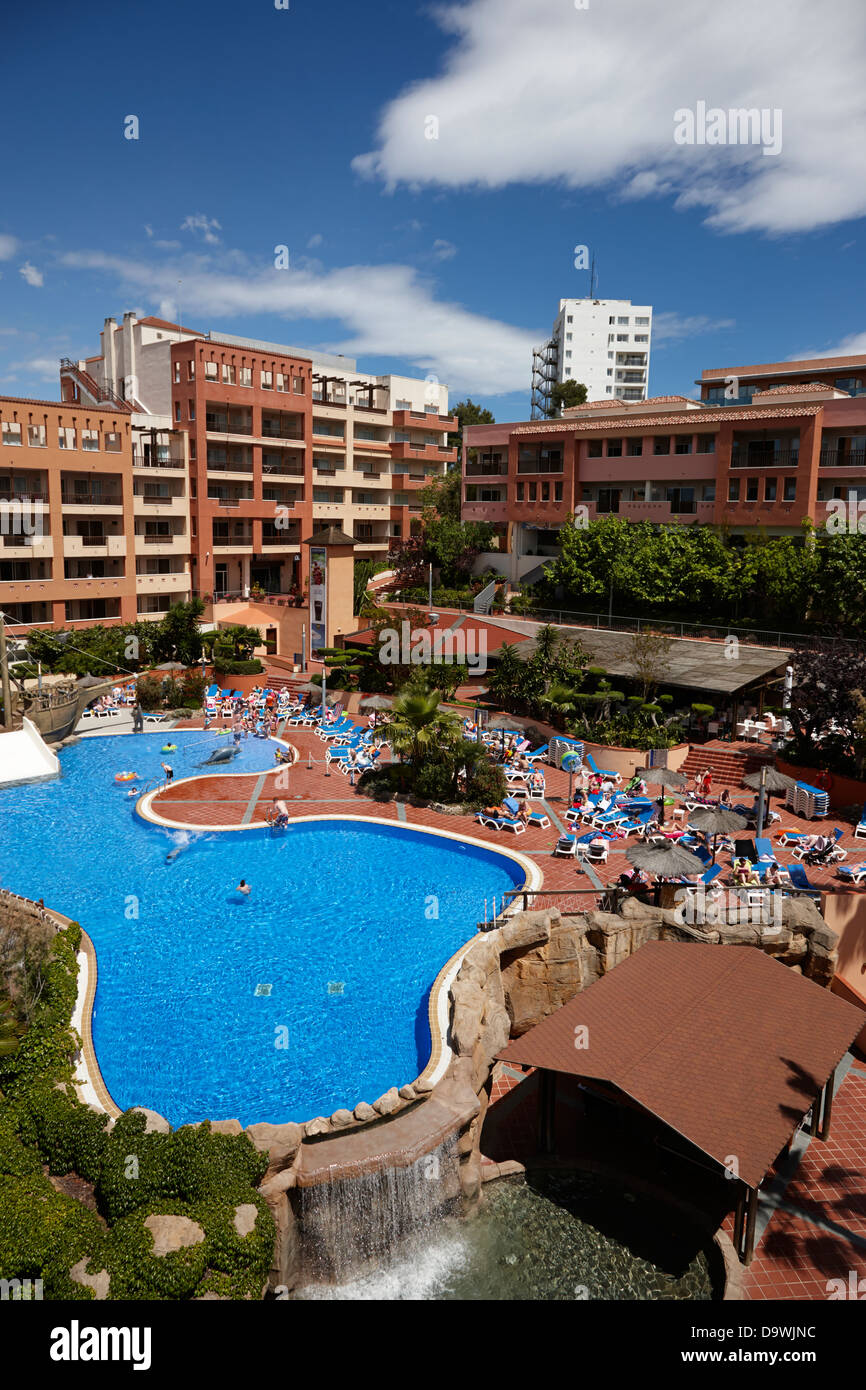 Complejo hotelero español moderno complejo con piscina en el cap de Salou, Cataluña, España Foto de stock