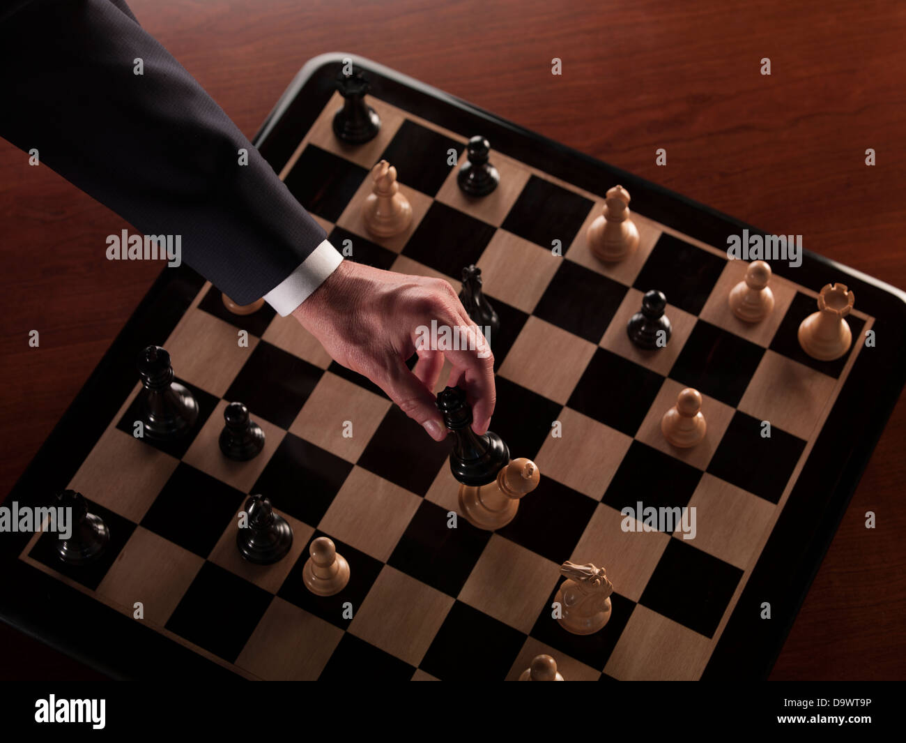 Hombre jugando ajedrez Foto de stock