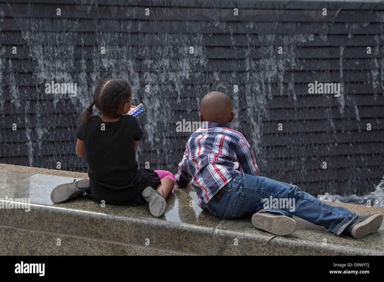 Detroit, Michigan - Los niños miran una fuente en el Campus Martius Park. Foto de stock