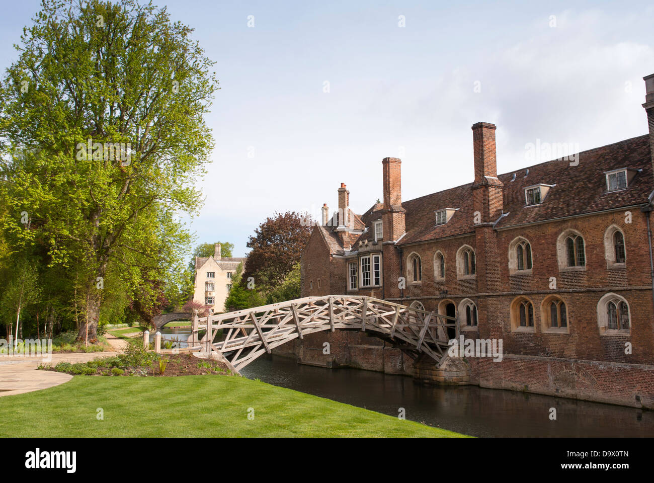 El puente de madera, comúnmente conocido como el Puente Matemático, Queen's College, Universidad de Cambridge, Cambridge, Inglaterra. Foto de stock