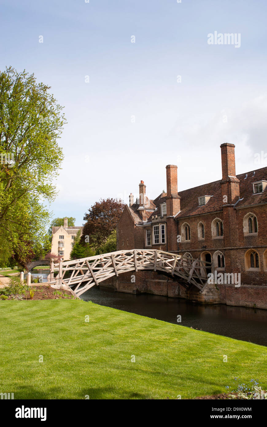 El puente de madera, comúnmente conocido como el Puente Matemático, Queen's College, Universidad de Cambridge, Cambridge, Inglaterra. Foto de stock