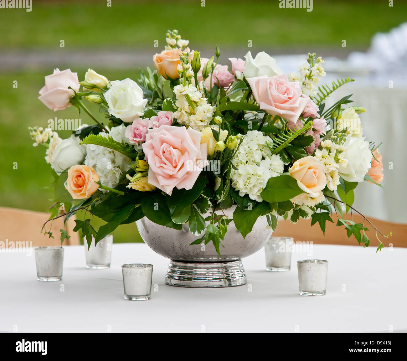 Arreglo floral en el Silver Bowl con rosas rosa y blanco Foto de stock