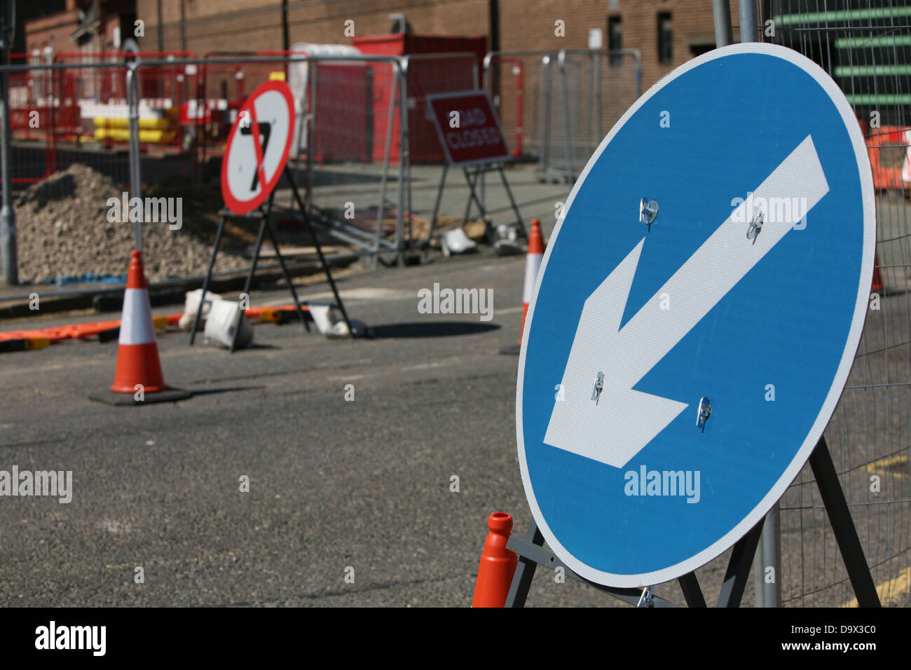 El signo de una flecha que señale el camino para el tráfico durante la construcción de una nueva carretera en Loughborough. Foto de stock