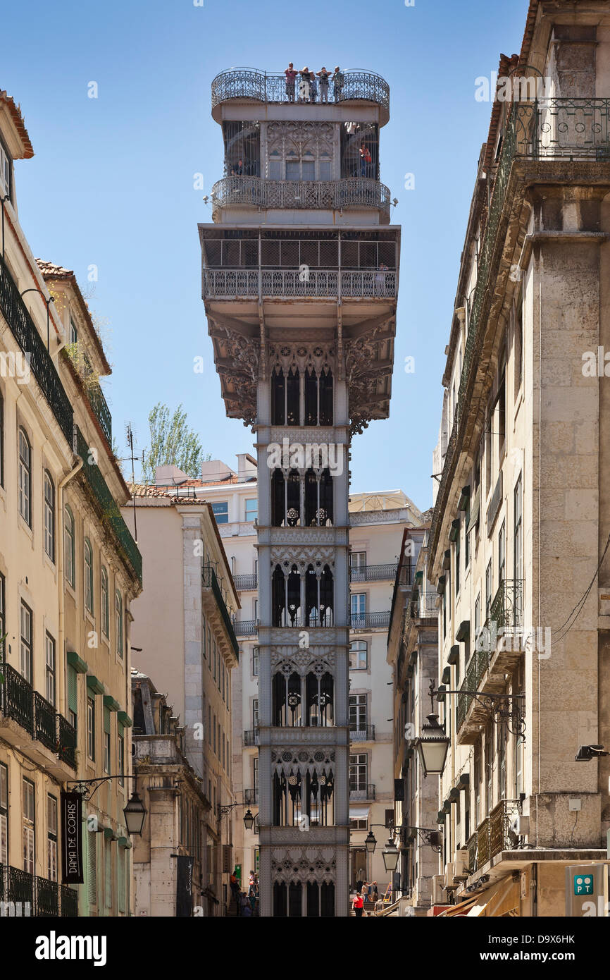 La plancha ascensor de Santa Justa, Lisboa, Portugal. Atracción turística popular. Foto de stock