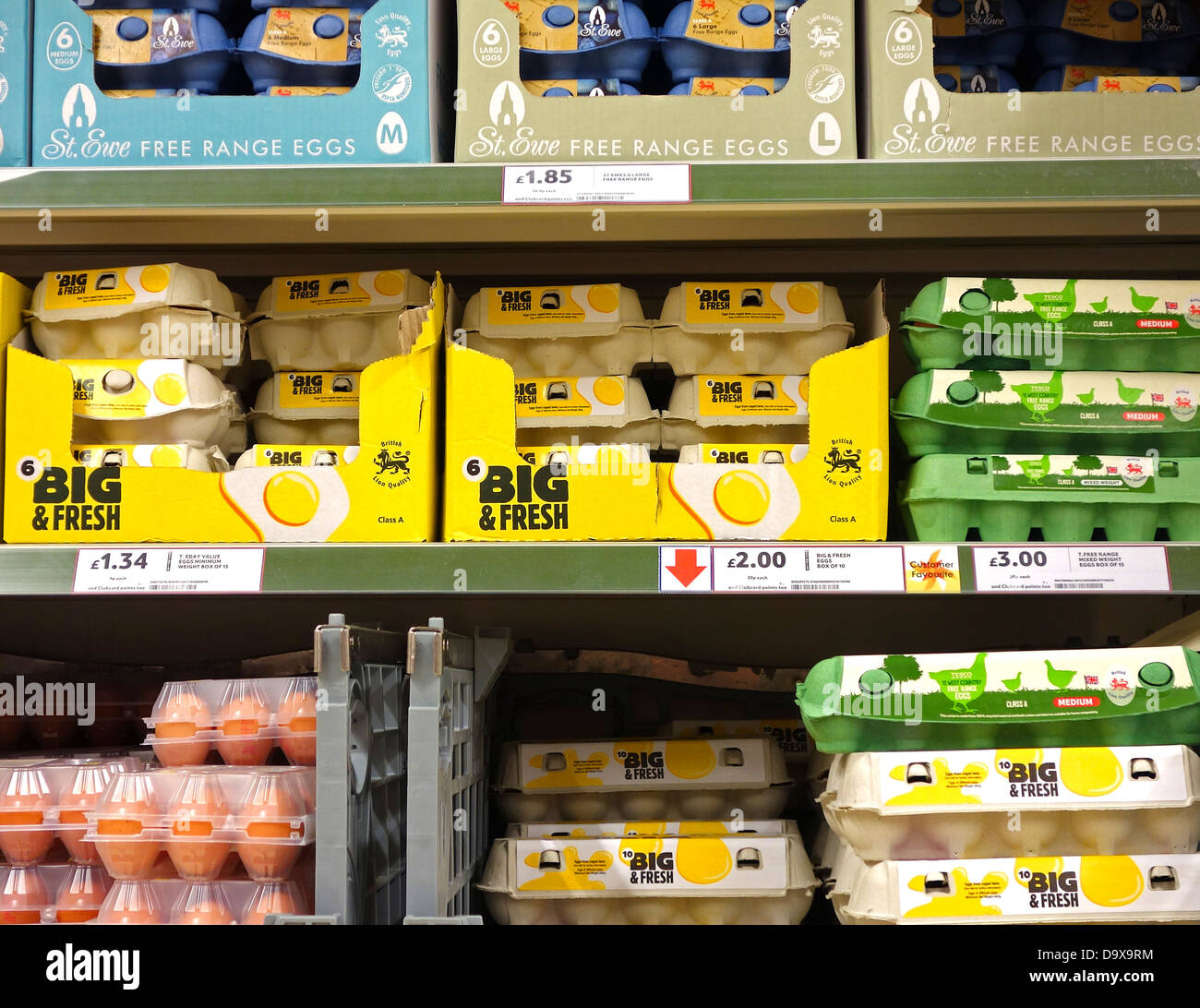 Los huevos en venta en un supermercado británico Foto de stock