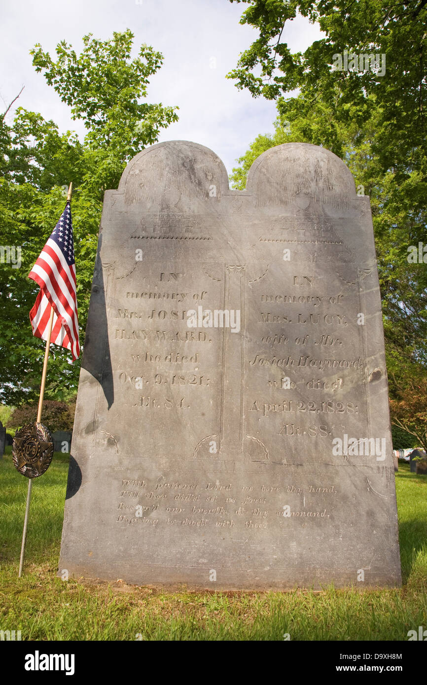Las tumbas de guerra revolucionaria en el viejo cementerio cerca de Concord, MA Foto de stock
