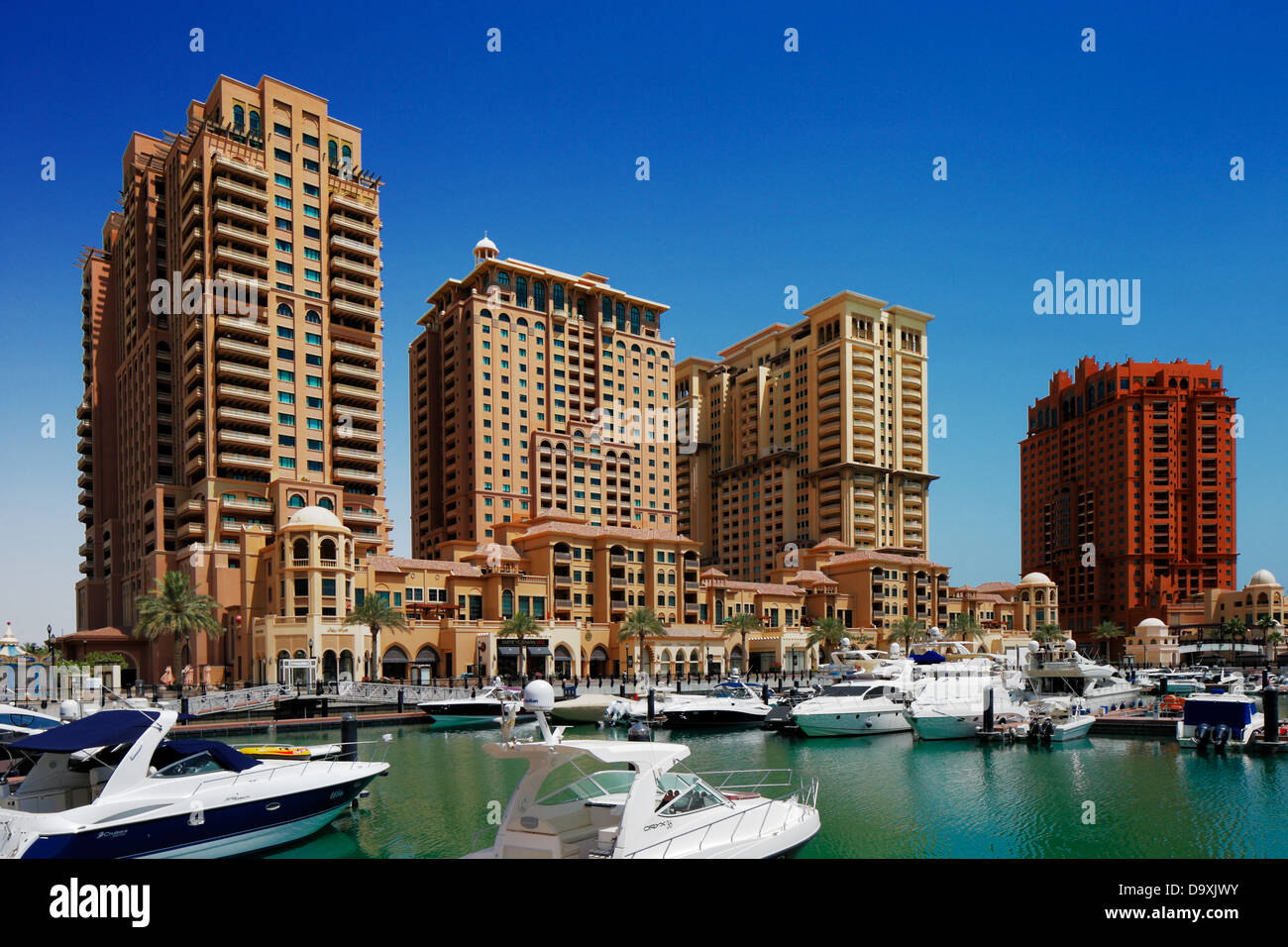 La Pearl-Qatar en Doha, Qatar, es una isla artificial con un desarrollo  residencial de villas de lujo y torres de apartamentos Fotografía de stock  - Alamy