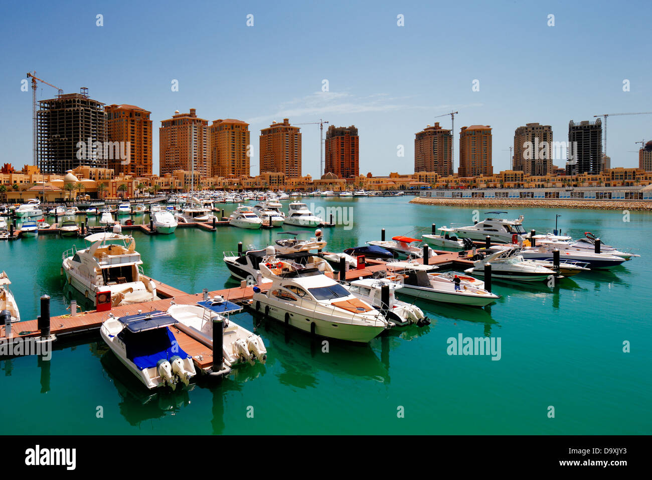 La Pearl-Qatar en Doha, Qatar, es una isla artificial con un desarrollo  residencial de villas de lujo y torres de apartamentos Fotografía de stock  - Alamy