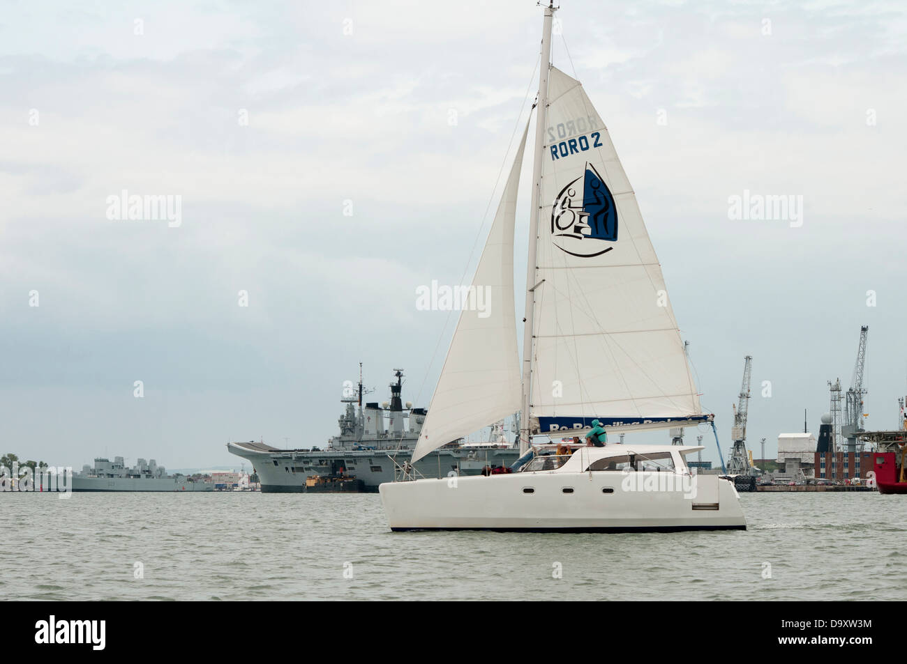 Ro Ro 35 pies catamarán accesible para minusválidos vela en Portsmouth Harbour UK Foto de stock