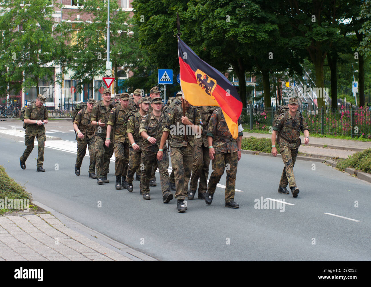 Soldados alemanes marchando en Nijmegen, Holanda. Es el evento más grande del mundo caminando con más de 40.000 participantes Foto de stock