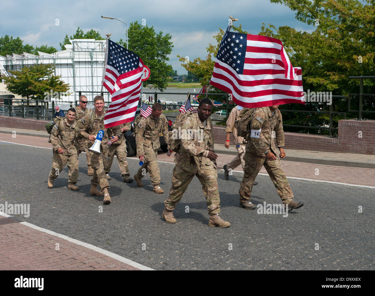 Los soldados americanos marchan en Nijmegen, Holanda. Es el evento más grande del mundo caminando con más de 40.000 participantes Foto de stock