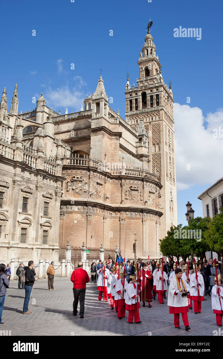 Procesión religiosa en la Catedral de Sevilla (en español: Catedral de Santa María de la Sede) en el casco antiguo de Sevilla, España. Foto de stock