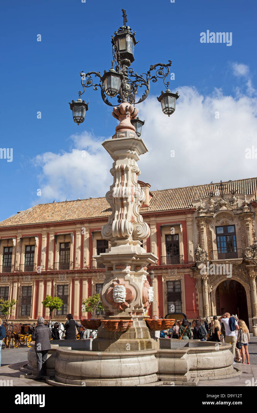 Lámpara histórico y una fuente próxima a la Catedral de Sevilla y La Giralda (no visible en la imagen) en Sevilla, España. Foto de stock