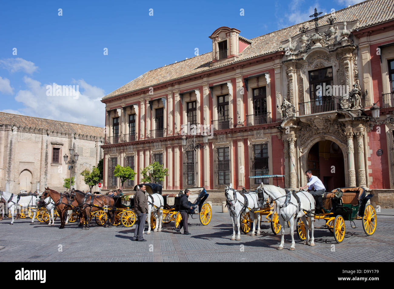 Ciudad Vieja de Sevilla pintoresca arquitectura histórica (zona próxima a la Catedral) y carruajes de caballos, Andalucía, España. Foto de stock