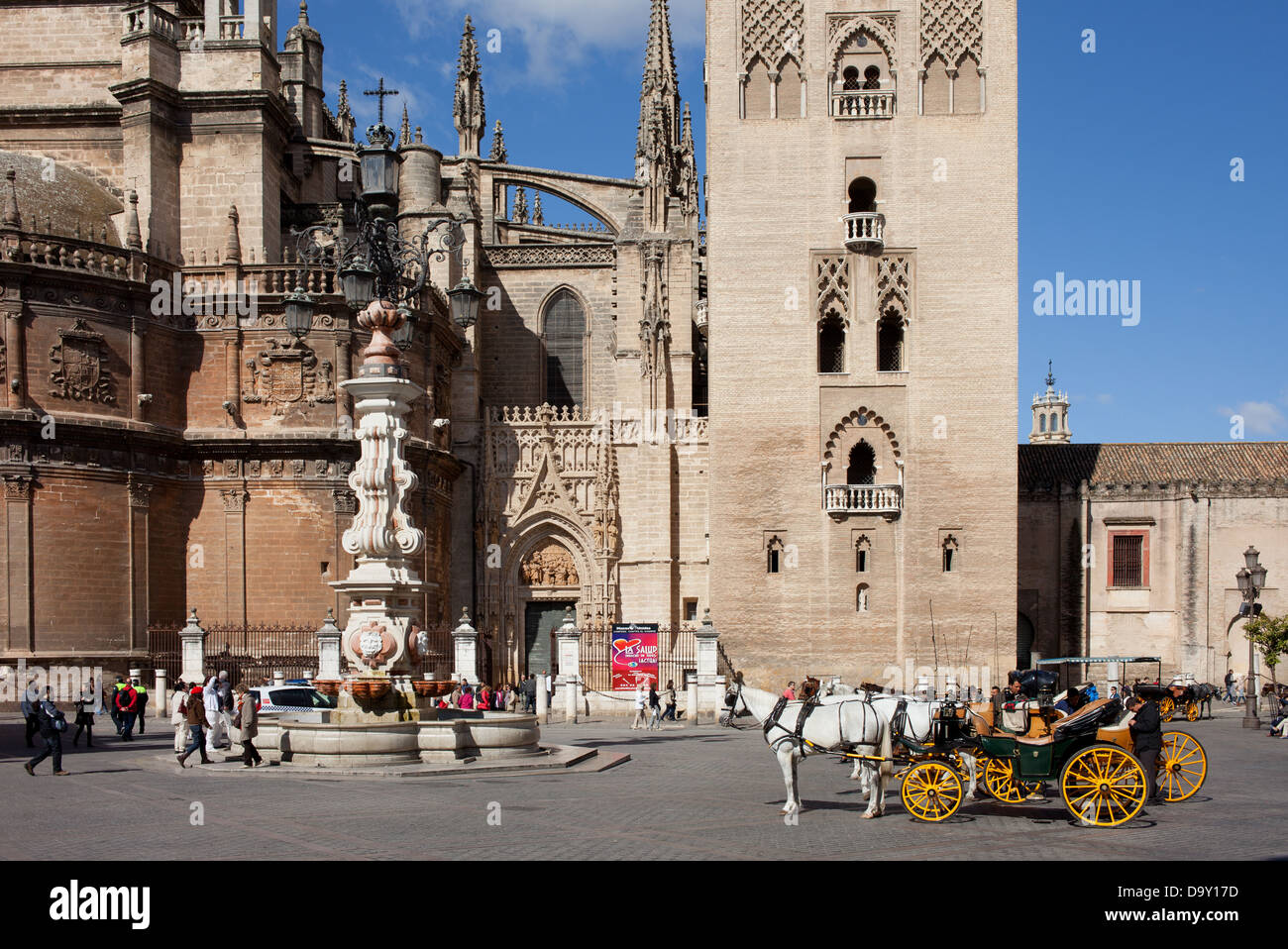 Plaza de la Catedral de Sevilla (en español: Catedral de Santa María de la Sede) en el casco antiguo de Sevilla, España. Foto de stock