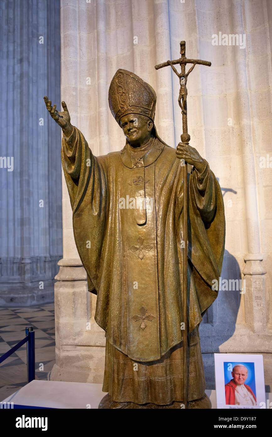 Estatua del Papa Juan Pablo II en la Catedral de Sevilla, Sevilla, España. Foto de stock