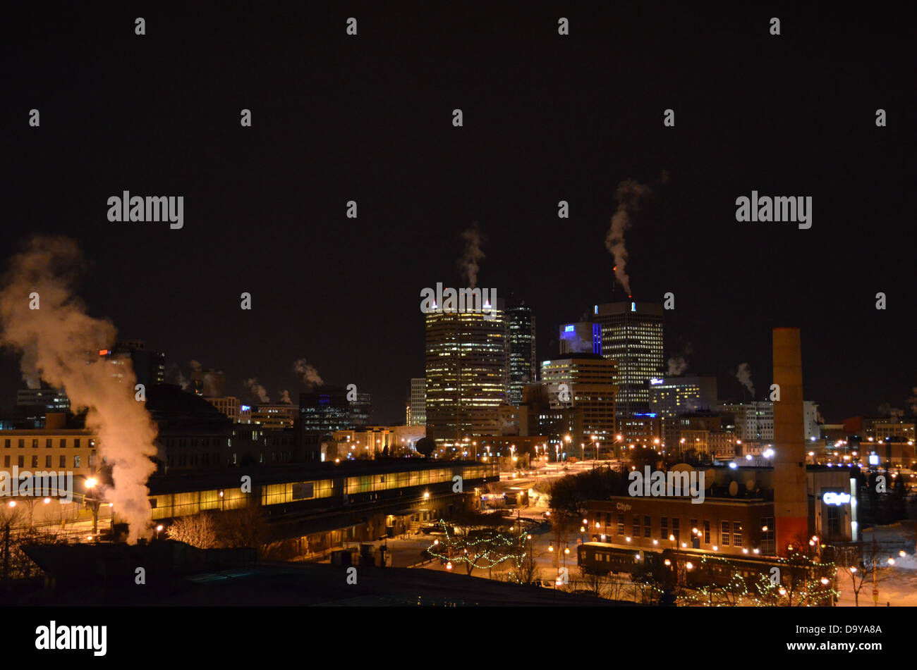 Centro de la ciudad de Winnipeg skyline como se ve desde la torre de Forks Market en invierno Foto de stock