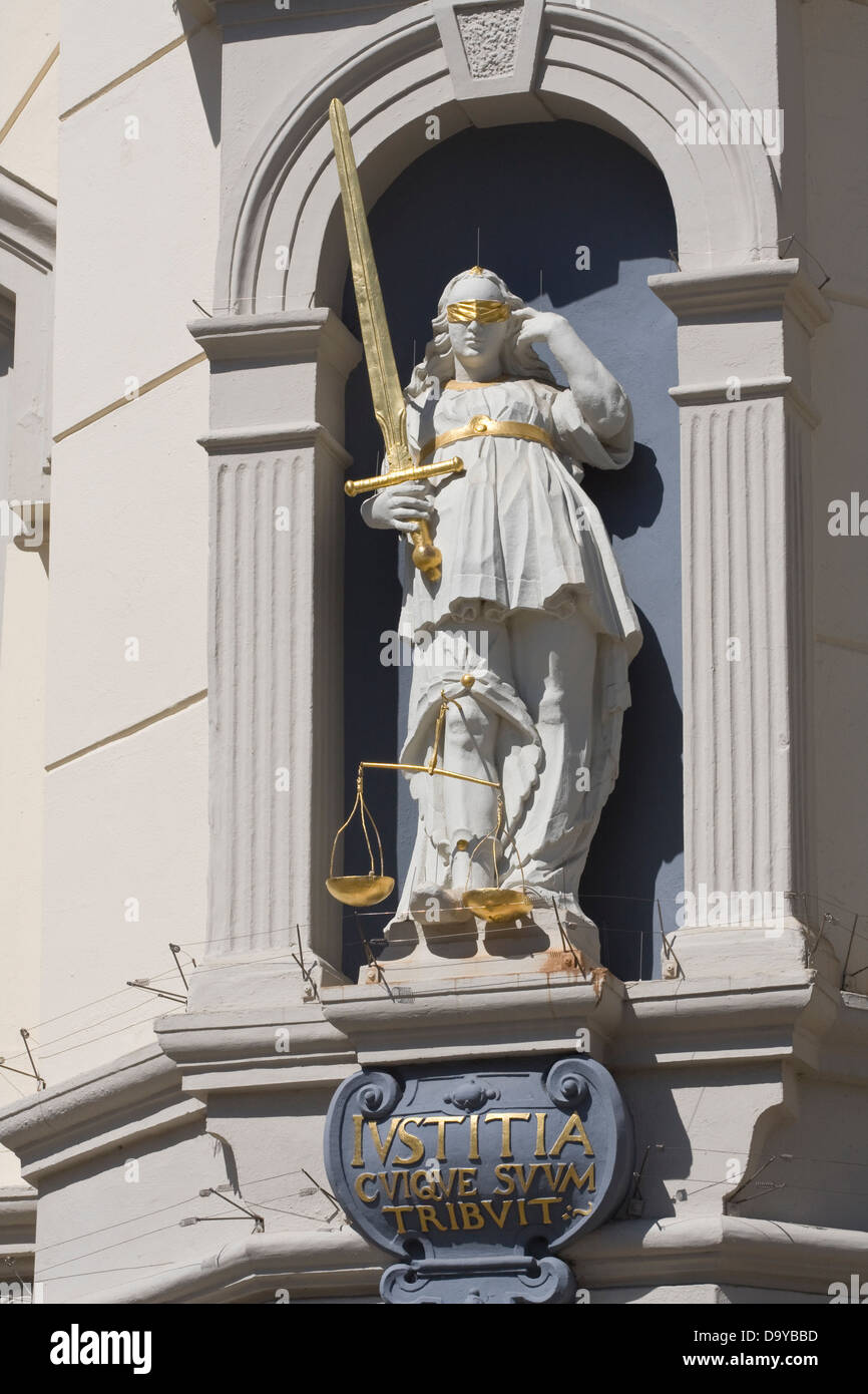En Europa, Alemania, Baja Sajonia, Lueneburg, Justitia estatua en el Ayuntamiento Foto de stock