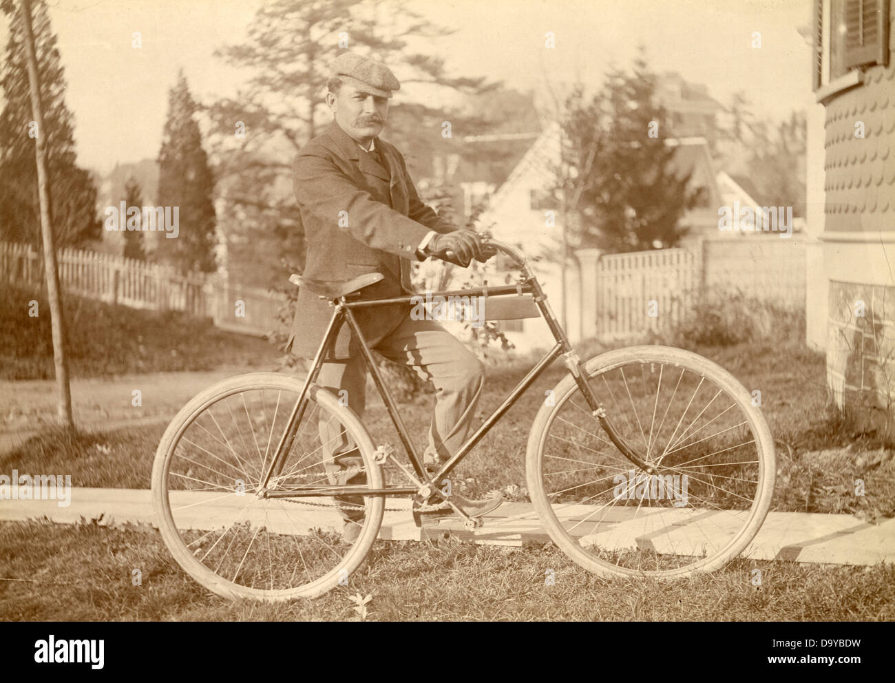 En 1890 la fotografía, el hombre y su bicicleta, Nueva Inglaterra, EE.UU  Fotografía de stock - Alamy
