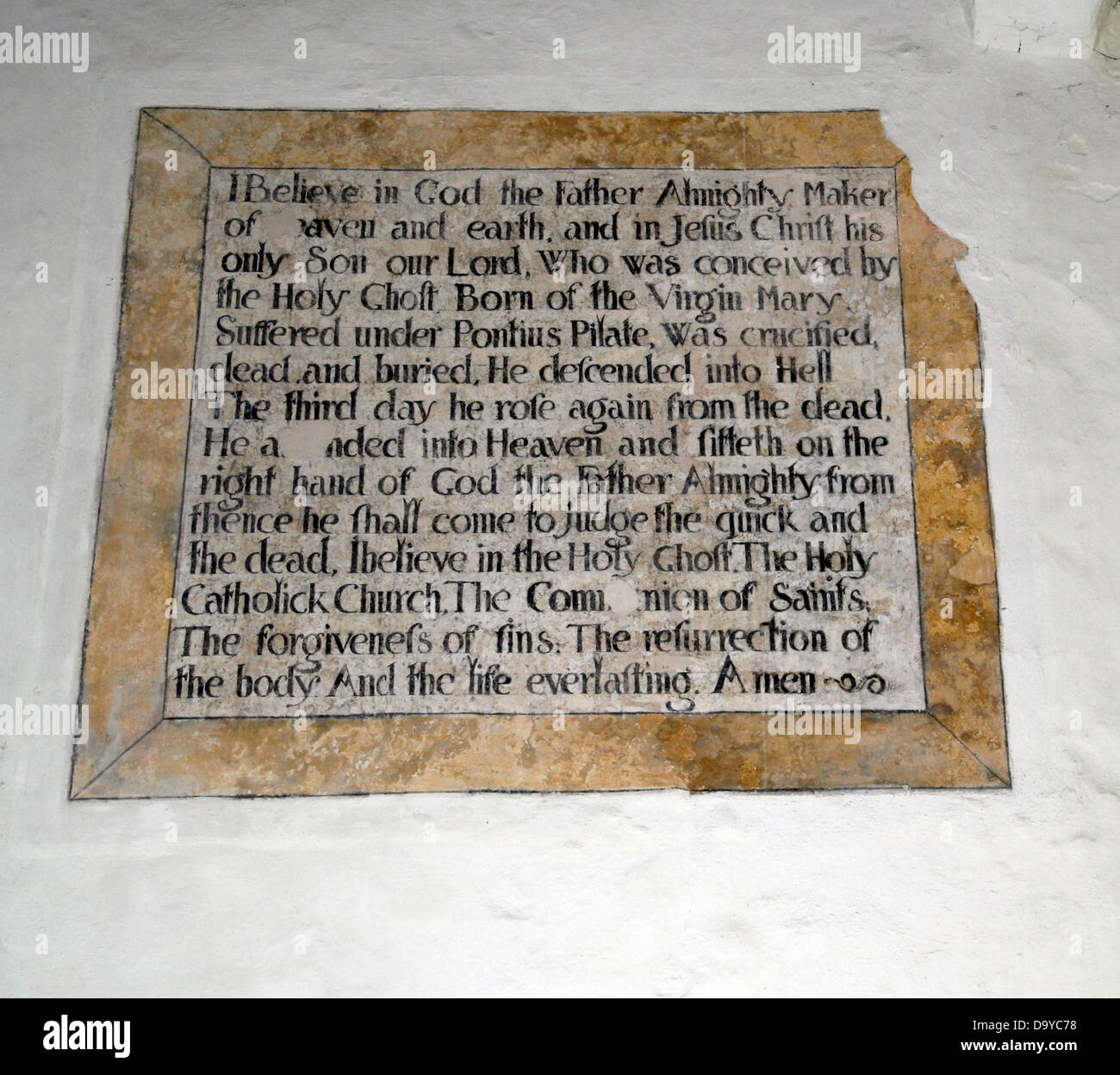 El Credo de los apóstoles san Martín inscripción de piedra en la pared interior de la iglesia Wareham Dorset, Inglaterra Foto de stock