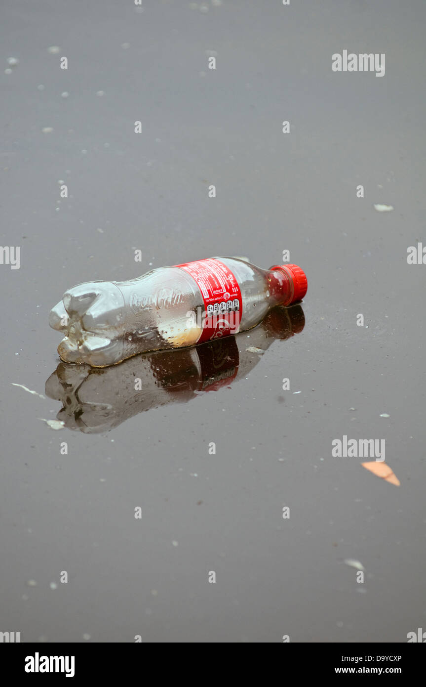 Una botella de Coca-Cola de plástico desechados contaminar un canal en Manchester, Inglaterra, Reino Unido. Foto de stock