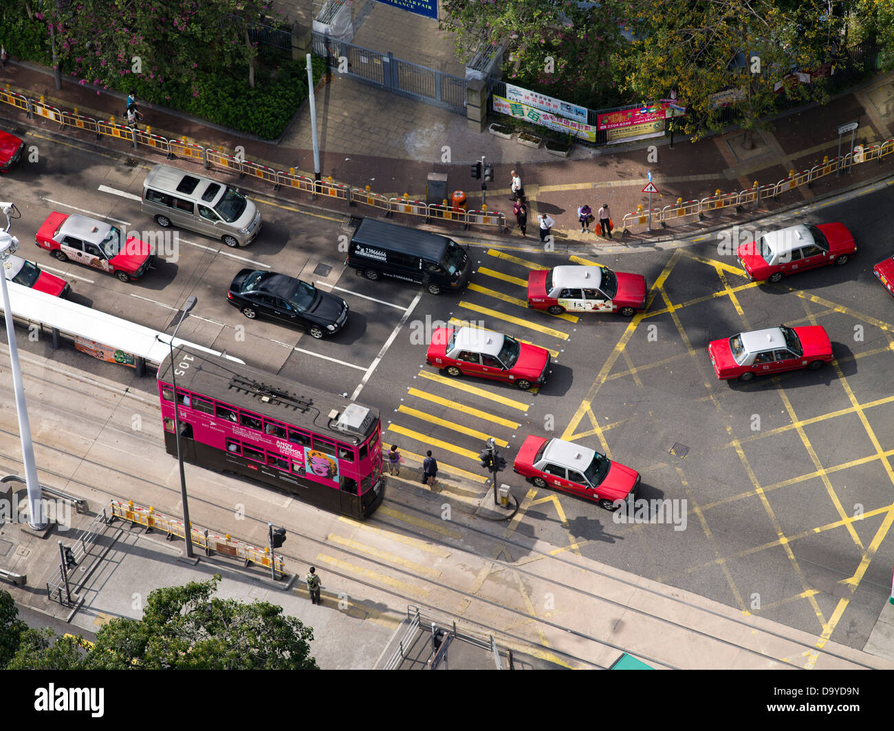 Dh Causeway Bay en Hong Kong road traffic Taxis líneas de tranvía de Hong Kong transporte carreteras Foto de stock