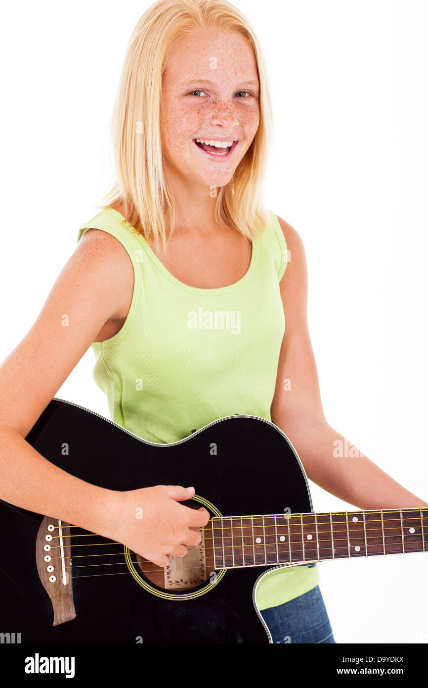 Laughing pre jovencita tocar una guitarra sobre fondo blanco. Foto de stock