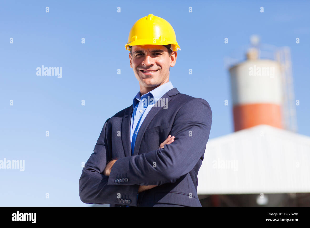 Ingeniero industrial macho en el sitio minero con los brazos cruzados Foto de stock