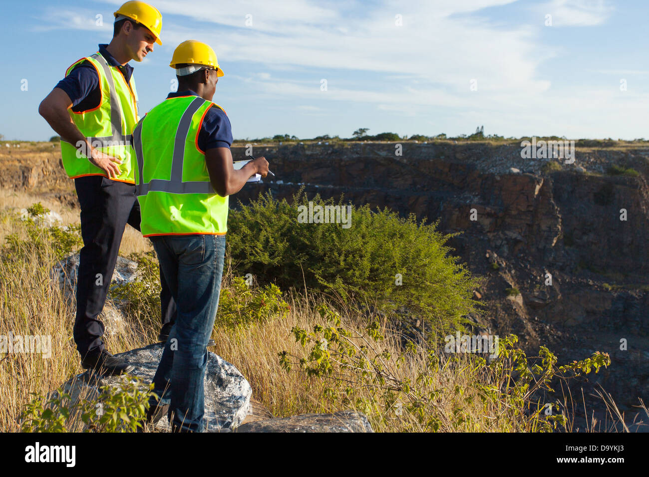 Dos varones de inspectores que trabajan en el sitio minero Foto de stock